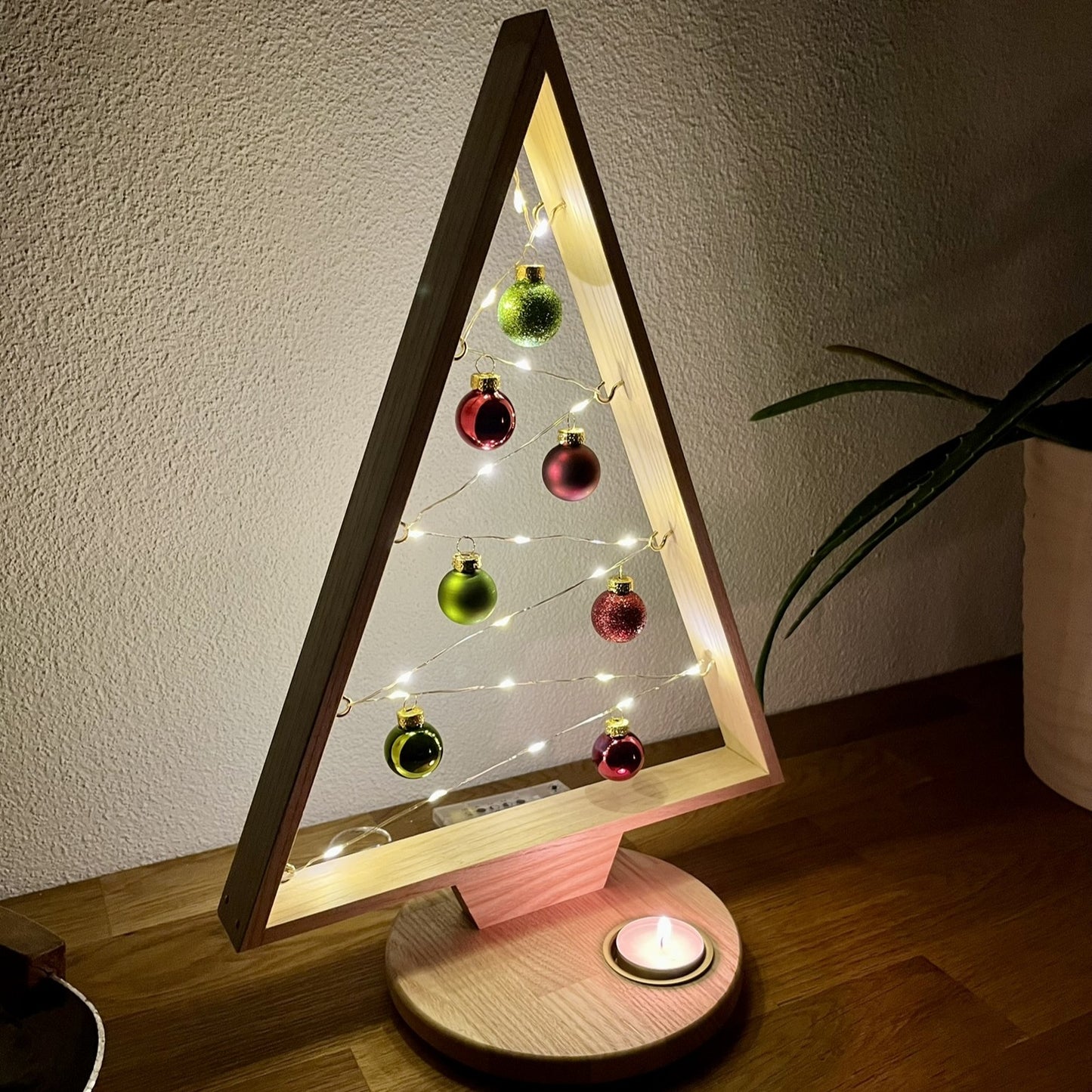 Lucia | Handgefertigter Weihnachtsbaum aus Eschenholz mit Messingeinsatz für Teelicht
