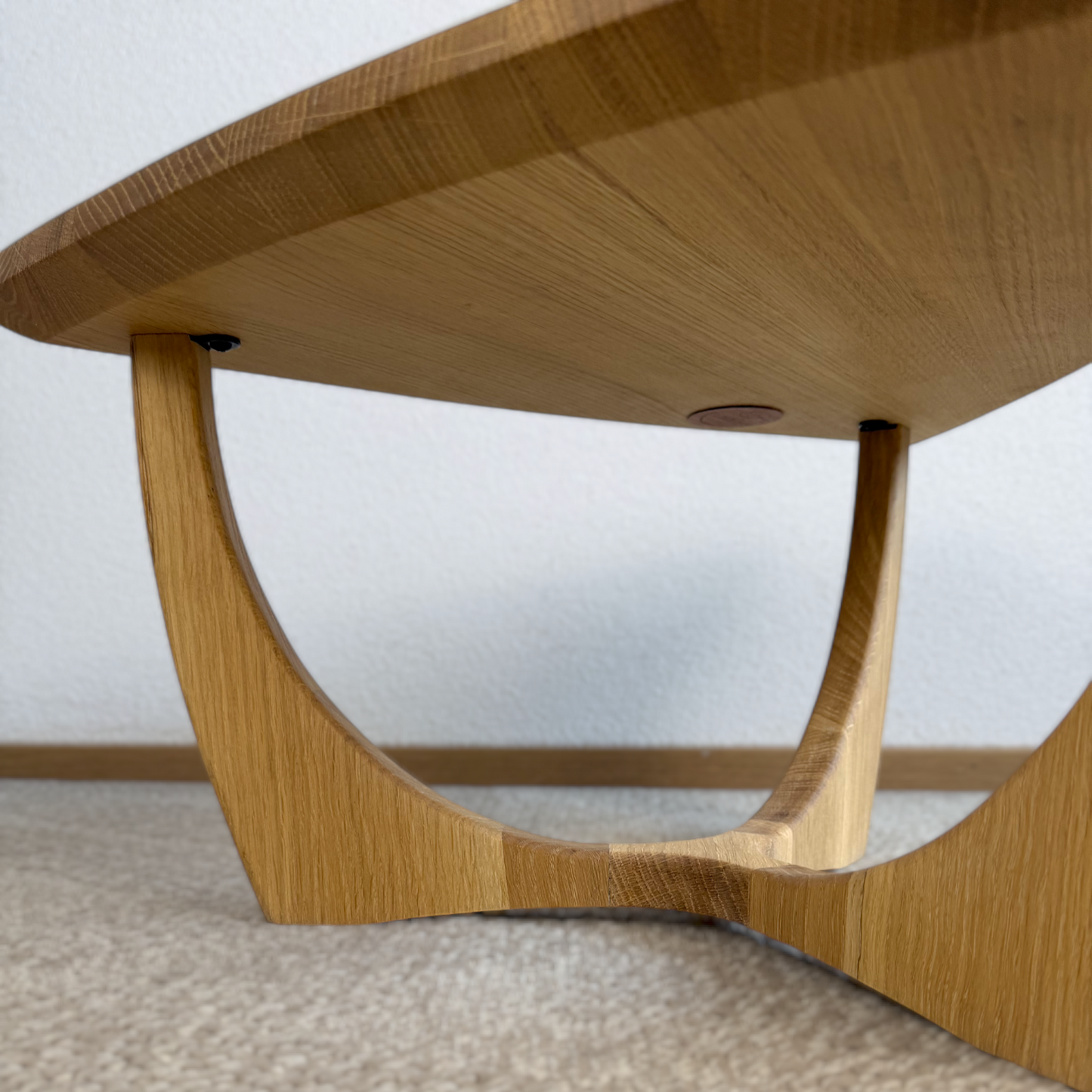 Design Couchtisch aus massiver Eiche - Drei Seiten, ein Statement