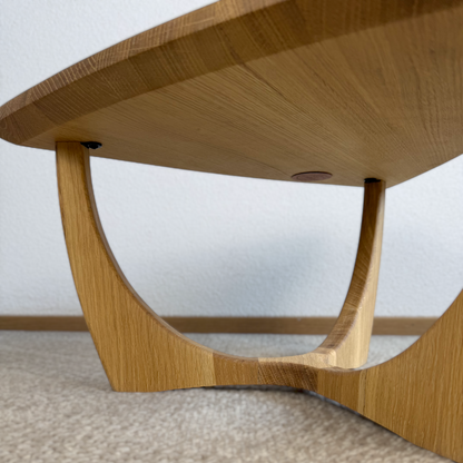 Design Couchtisch aus massiver Eiche - Drei Seiten, ein Statement