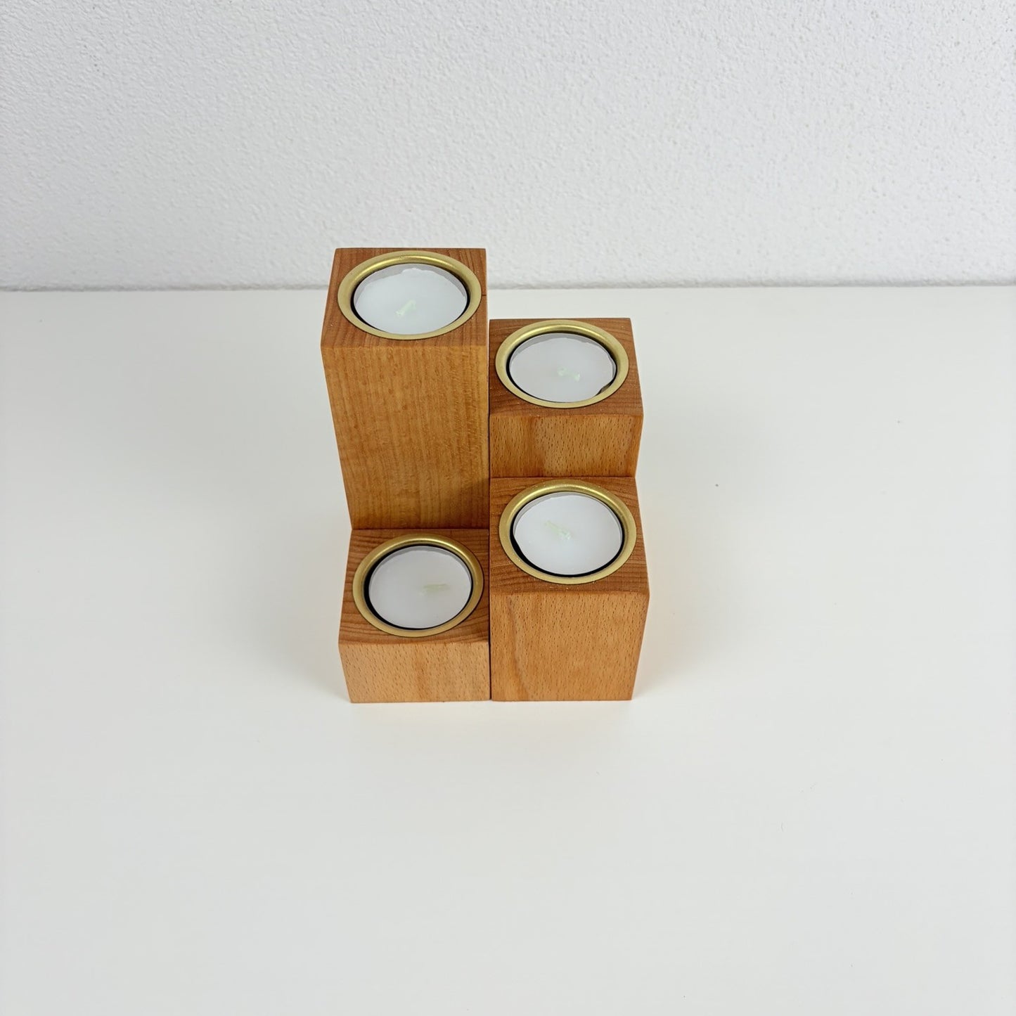 Elegantes 4er Set Teelichthalter aus massiver Buche (gross) mit edlen Messingeinsätzen