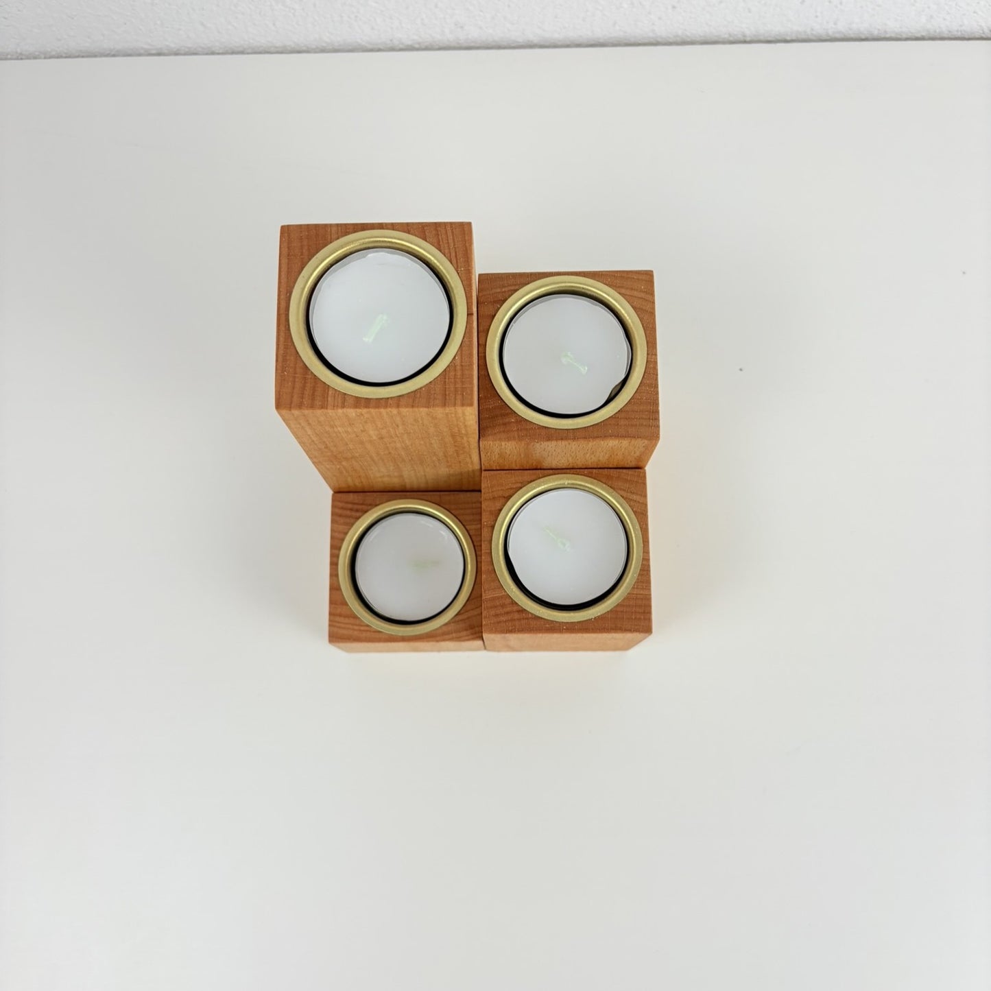 Elegantes 4er Set Teelichthalter aus massiver Buche (gross) mit edlen Messingeinsätzen