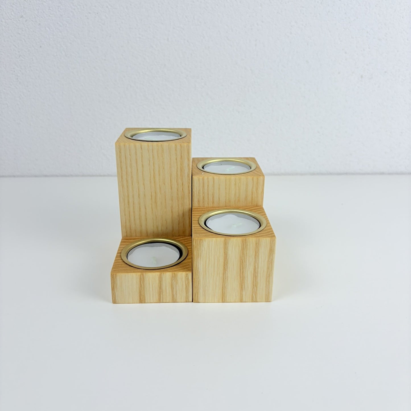 Elegantes 4er Set Teelichthalter aus massiver Esche mit edlen Messingeinsätzen