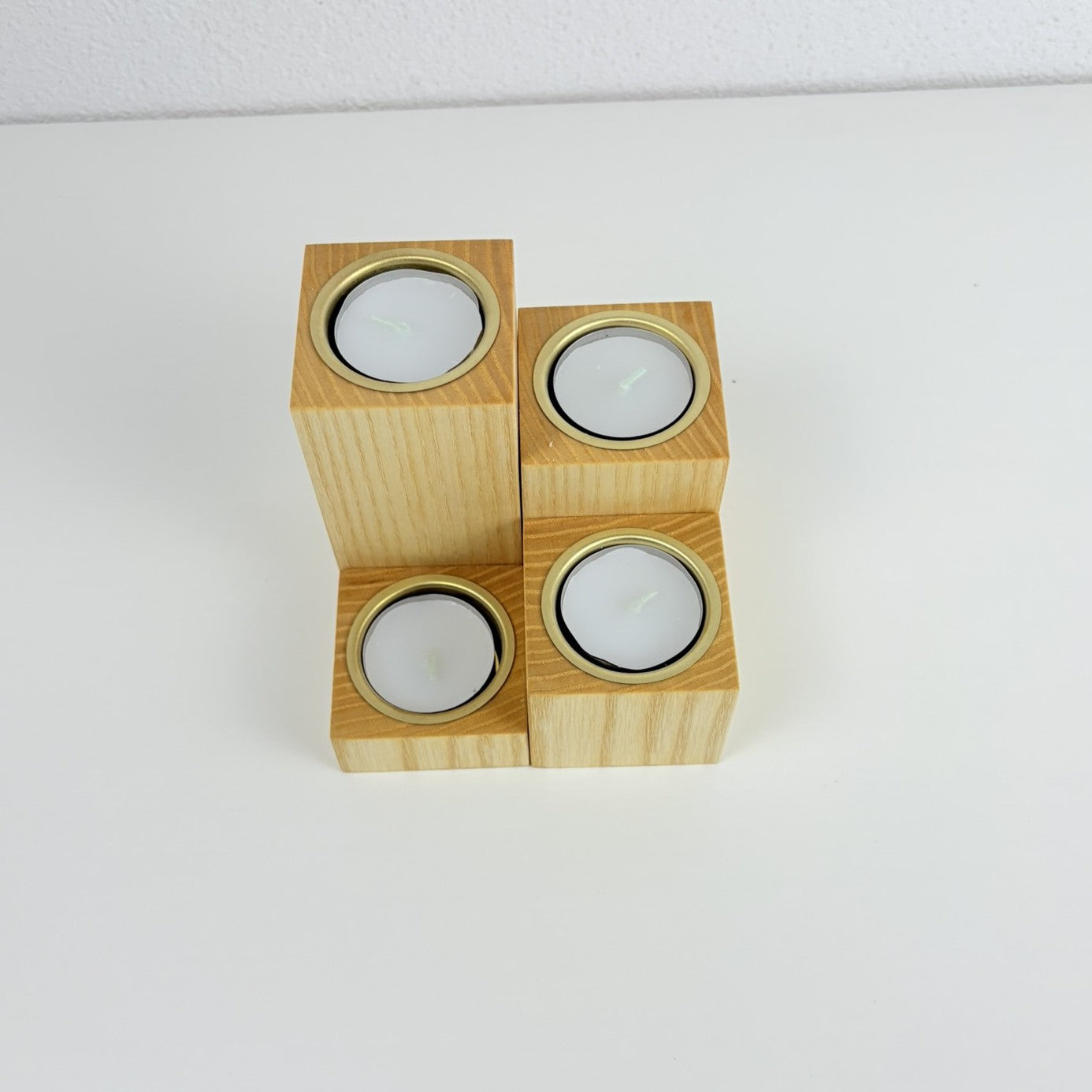 Elegantes 4er Set Teelichthalter aus massiver Esche mit edlen Messingeinsätzen