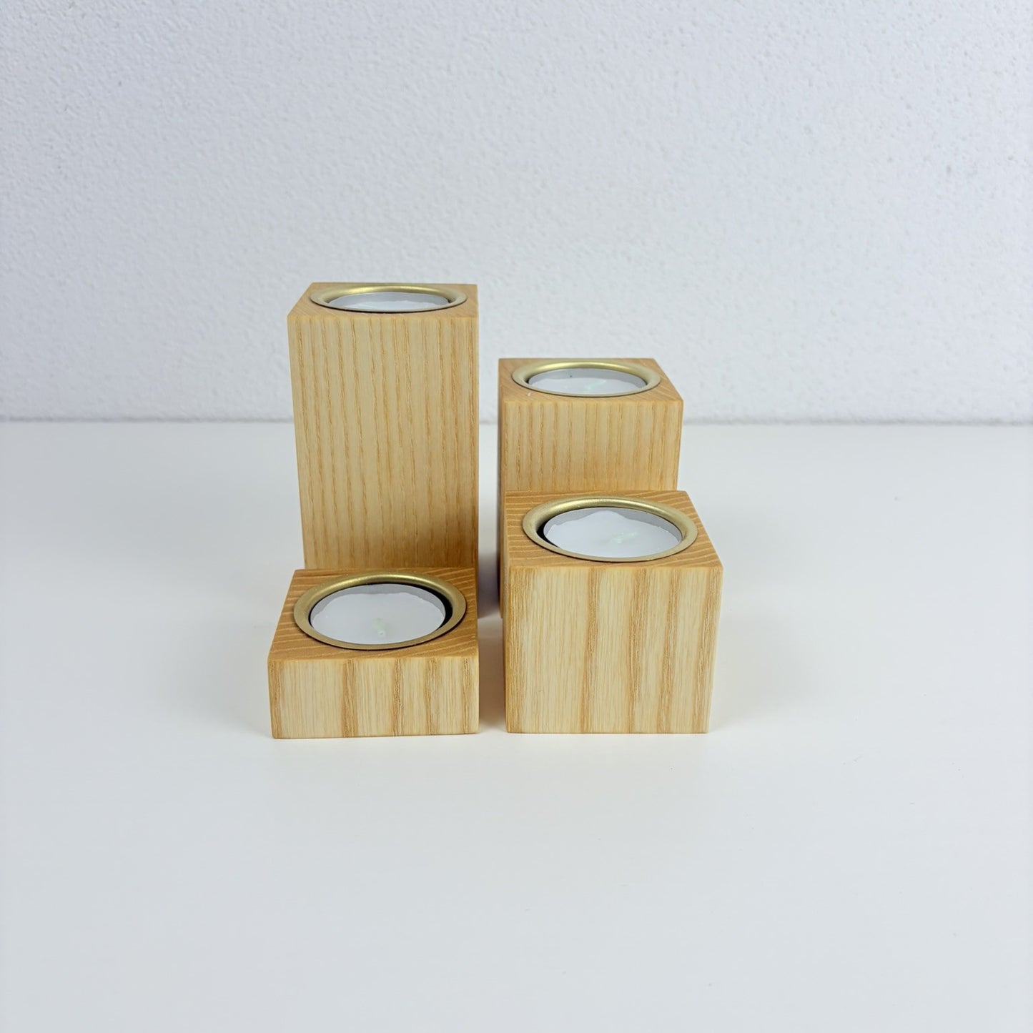 Elegantes 4er Set Teelichthalter aus massiver Esche mit edlen Messingeinsätzen