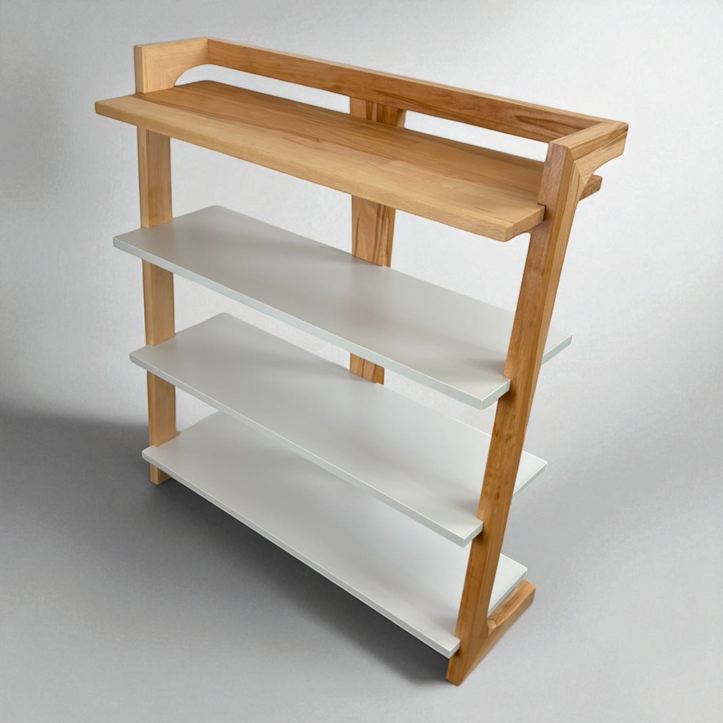 Design Massivholz-Beistellregal aus Kernbuche