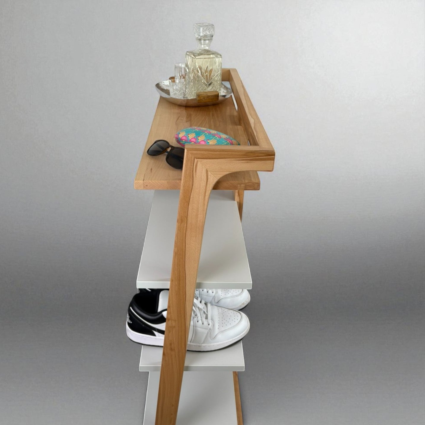 Design Massivholz-Beistellregal aus Kernbuche
