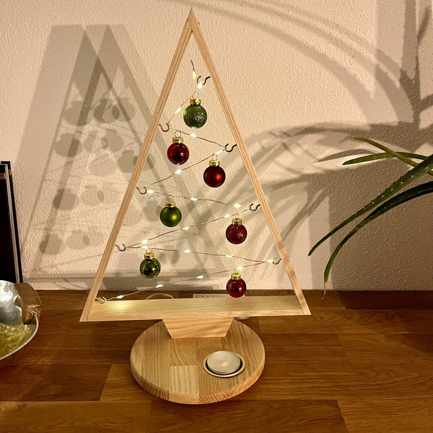 Lucia | Handgefertigter Weihnachtsbaum aus Eschenholz mit Messingeinsatz für Teelicht