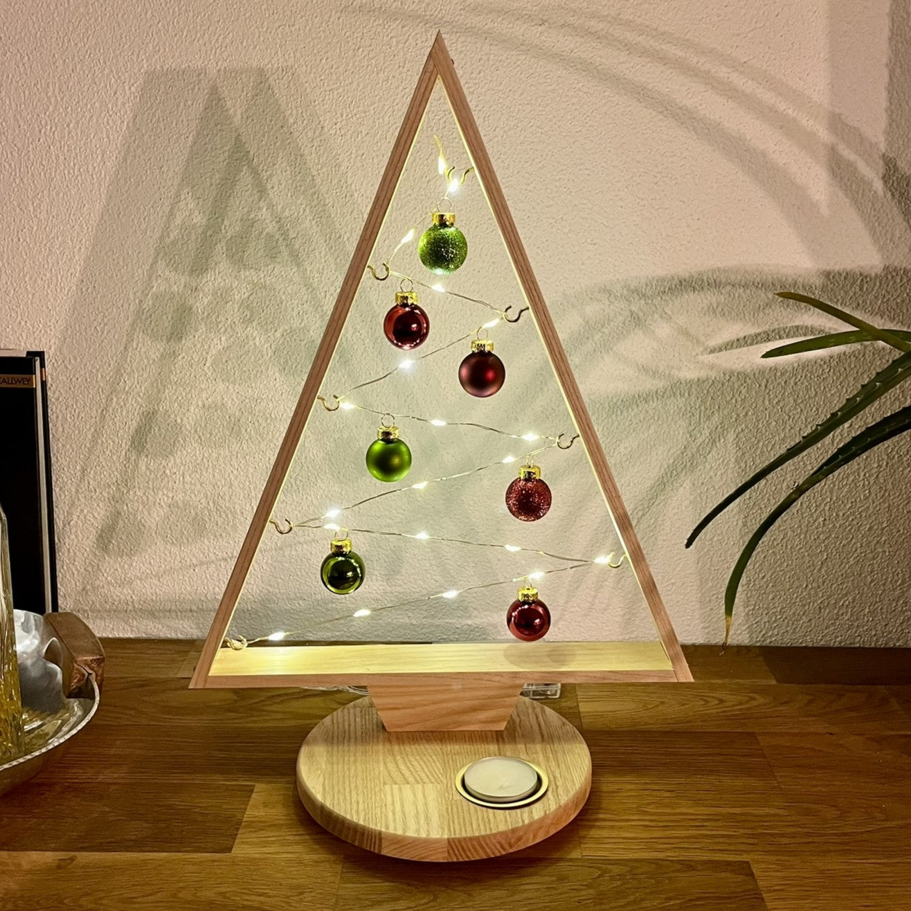 Lucia | Handgefertigter Weihnachtsbaum aus Eschenholz mit Messingeinsatz für Teelicht