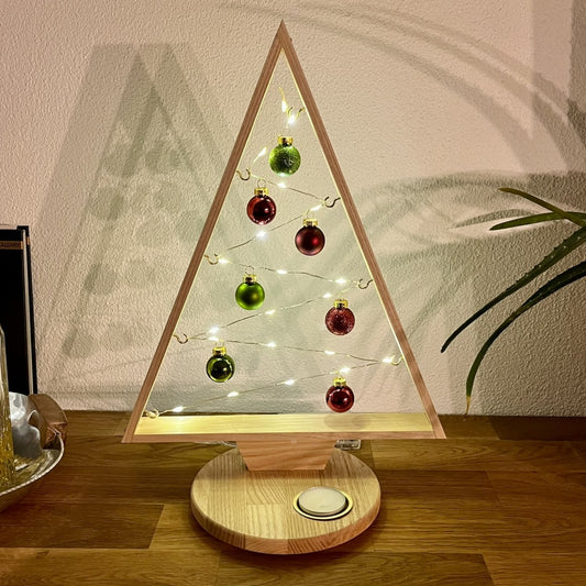 Lucia | Handgefertigter Weihnachtsbaum aus Eschenholz mit Messingeinsatz für Teelicht