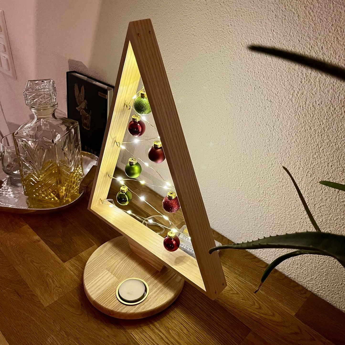 Lucia | Handgefertigter Weihnachtsbaum aus Eschenholz mit Messingeinsatz für Teelicht