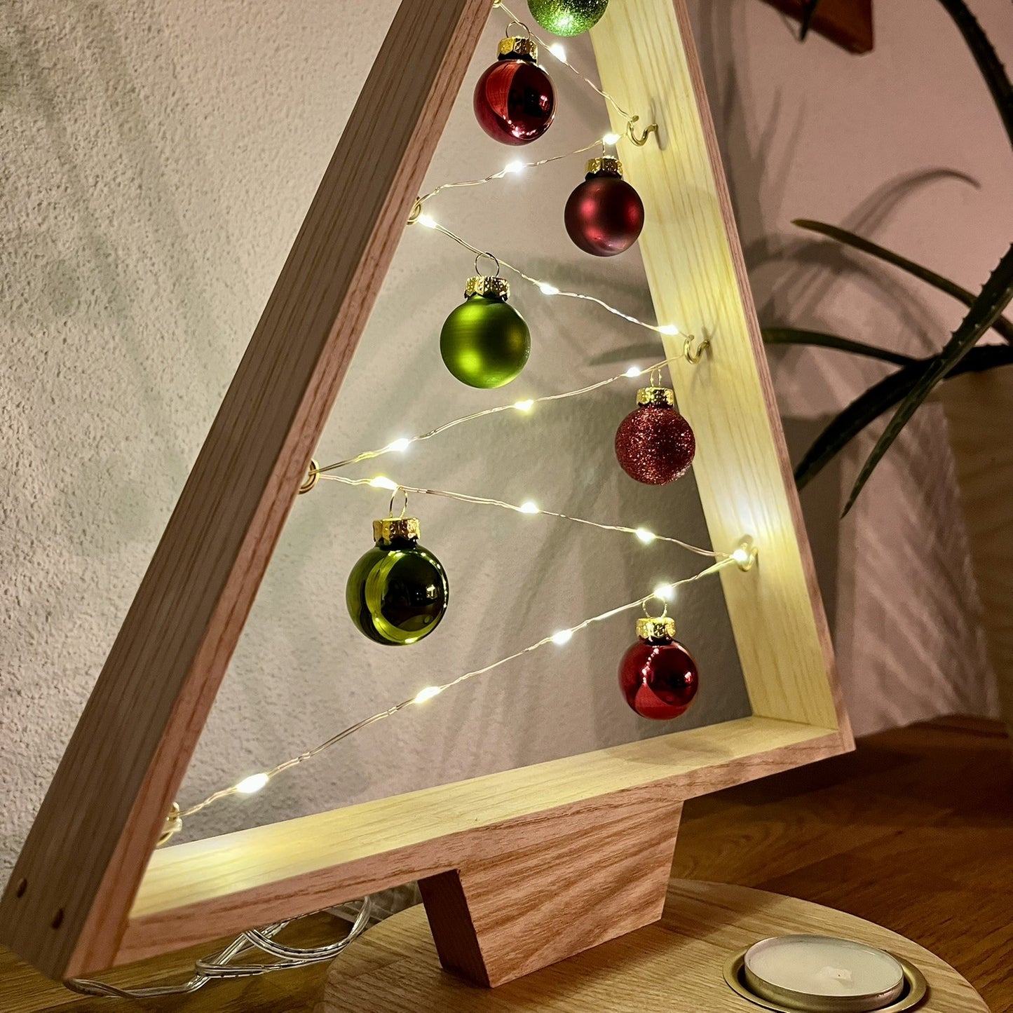 Lucia | Handgefertigter Weihnachtsbaum aus Eschenholz mit Messingeinsatz für Teelicht