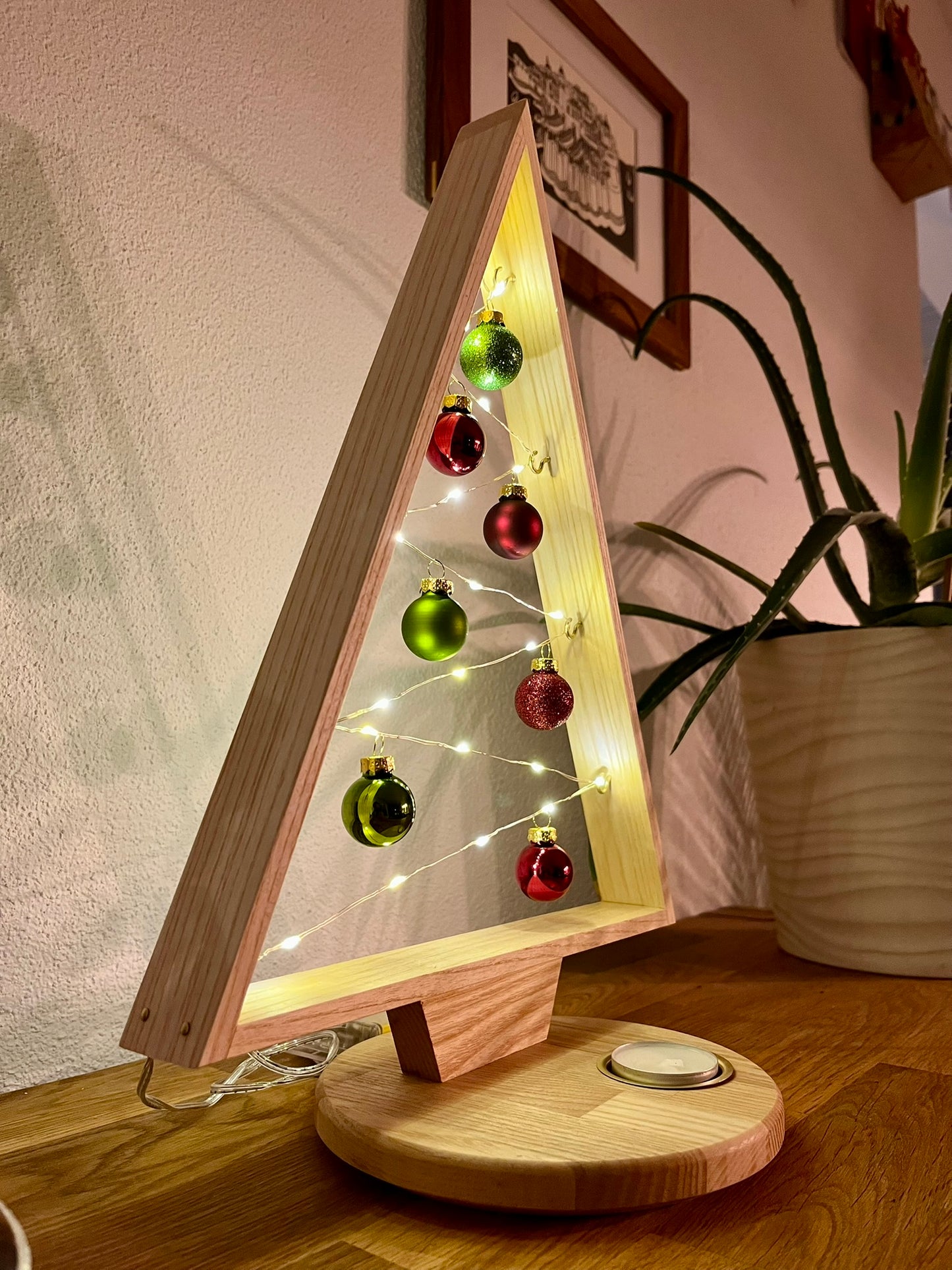 Lucia | Handgefertigter Weihnachtsbaum aus Eschenholz mit Messingeinsatz für Teelicht