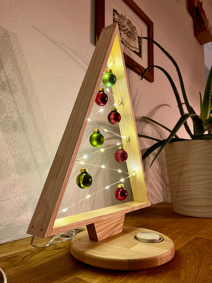 Lucia | Handgefertigter Weihnachtsbaum aus Eschenholz mit Messingeinsatz für Teelicht