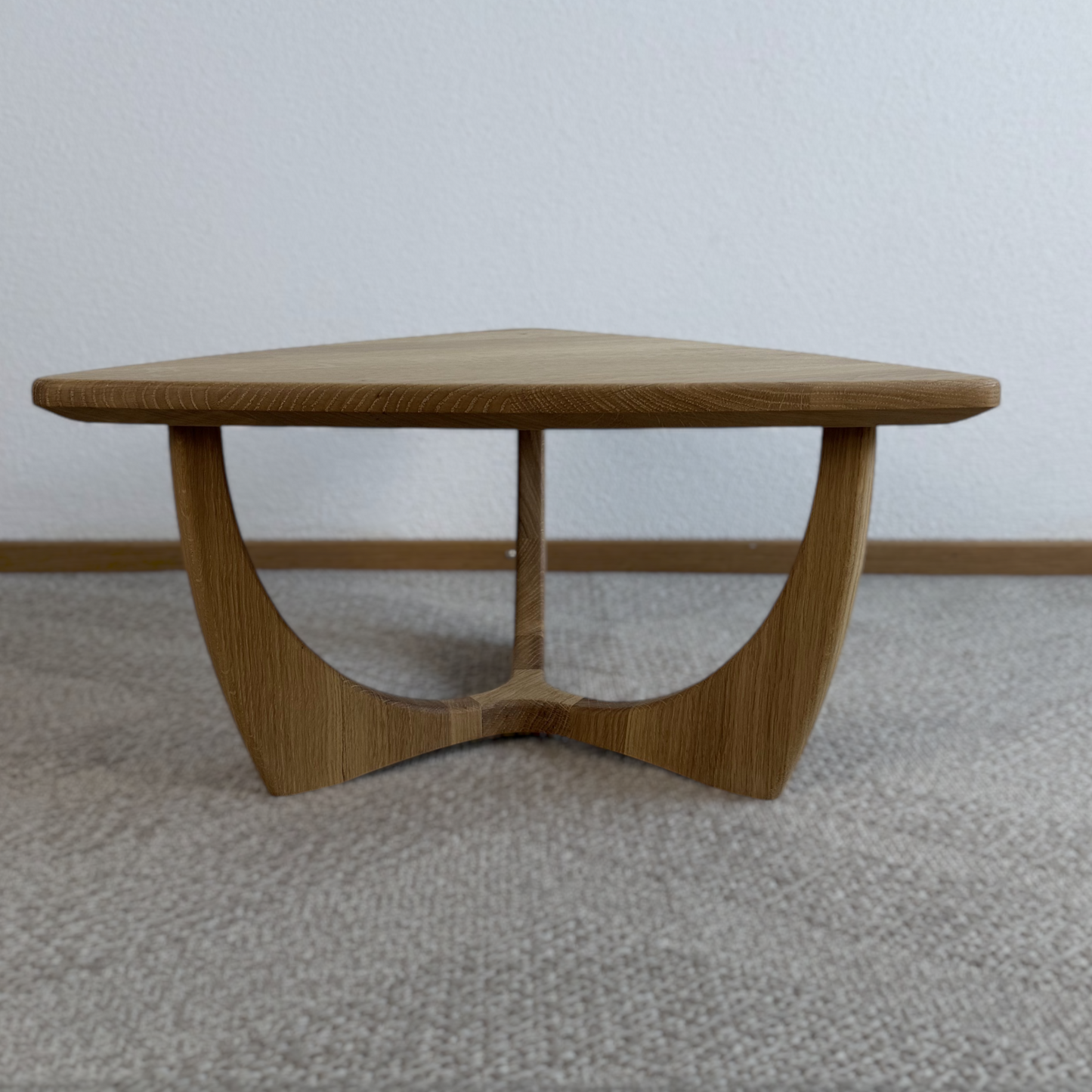 Design Couchtisch aus massiver Eiche - Drei Seiten, ein Statement