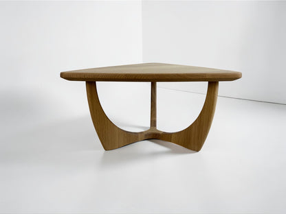 Design Couchtisch aus massiver Eiche - Drei Seiten, ein Statement