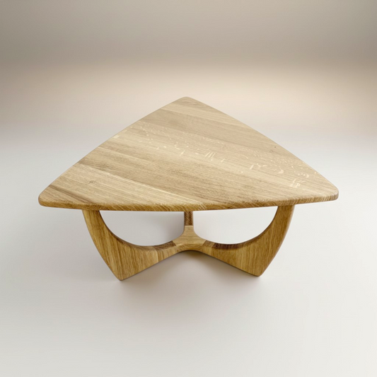 Design Couchtisch aus massiver Eiche - Drei Seiten, ein Statement