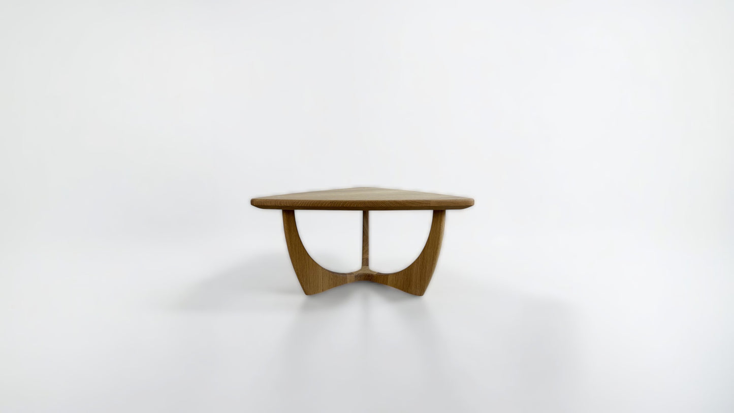 Design Couchtisch aus massiver Eiche - Drei Seiten, ein Statement