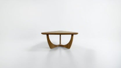 Design Couchtisch aus massiver Eiche - Drei Seiten, ein Statement